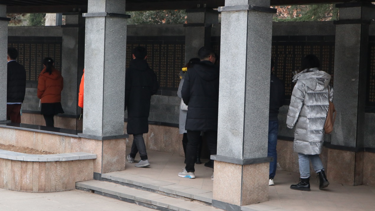 說(shuō)明: C:\Users\lenovo\Desktop\（研究生）研三上\烈士陵園+聚餐12.26\新聞稿所用照片\烈士英名錄.JPG