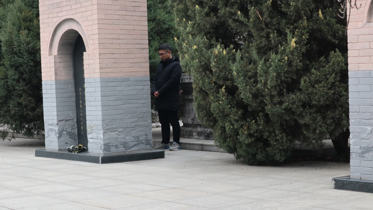 說(shuō)明: C:\Users\lenovo\Desktop\（研究生）研三上\烈士陵園+聚餐12.26\新聞稿所用照片\烈士墓區(qū)鞠躬.JPG