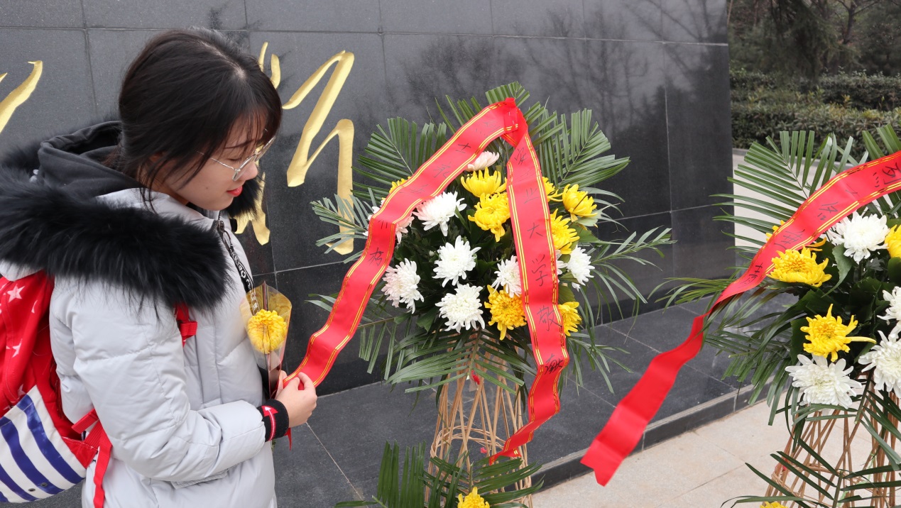 說(shuō)明: C:\Users\lenovo\Desktop\（研究生）研三上\烈士陵園+聚餐12.26\新聞稿所用照片\IMG_2882.JPG